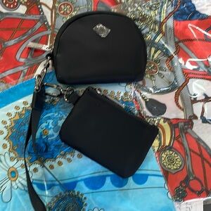 Dual wristlet with thick strap NWOT